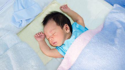 Poziţia corectă a bebeluşului în timpul somnului