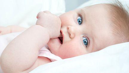 Sughiţul la bebeluşi: cauze şi remedii