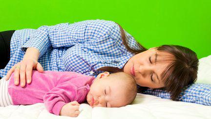 Cum să dormi cu bebelușul în siguranță