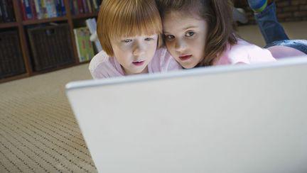 Pe Internet – ce pericole îl pândesc pe copii