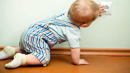 Pericole în casă – 6 trucuri pentru siguranța bebelușului