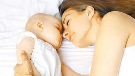 Bebelușii care dorm cu părinții au probleme cu somnul