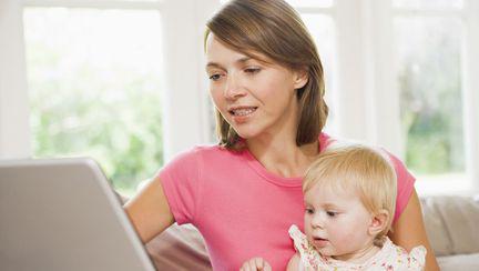 36 de moduri în care Facebook-ul îți spune că nu ești deloc o mamă bună