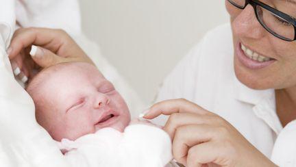 S-a născut primul bebeluș cu trei părinți și este perfect sănătos