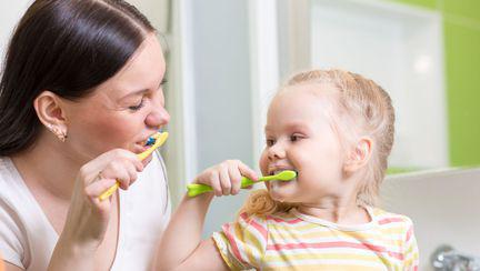 7 moduri in care GRESIM cand ne invatam copiii sa se spele pe dinti!