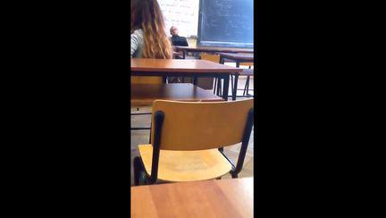Imagini revoltatoare surprinse de o eleva, in timp ce profesorul de religie face gesturi obscene