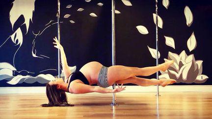 Gravida in 8 luni, sfideaza gravitatia printr-un dans incredibil la bara