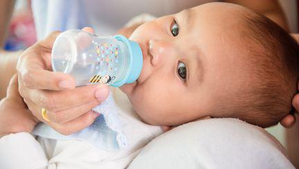 De ce bebelusii sub 6 luni nu au voie apa