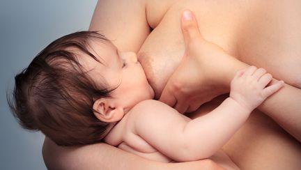 Alimentele care pot da gaze bebelusului, atunci cand le consuma mama
