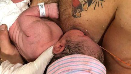 Un barbat si-a hranit copilul nou-nascut la san, pentru prima oara