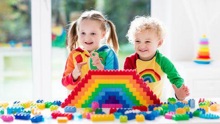 Rolul jucăriilor în dezvoltarea micuțului tău: cum poți folosi distracția pentru dezvoltarea inteligenței și a imaginației la un copil