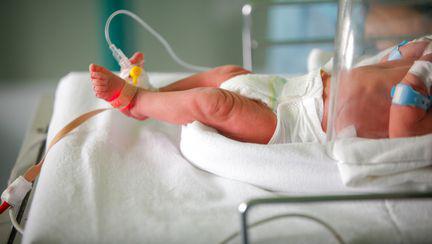 Copil de 3 luni in stare grava la spital, dupa ce a fost hranit cu gris cu lapte