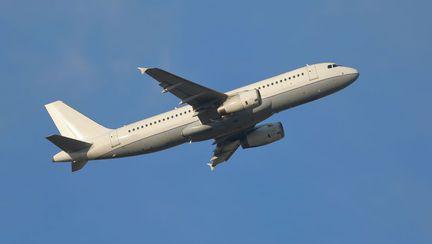 Un avion s-a întors în timpul zborului după ce o femeie și-a uitat copilul în aeroport