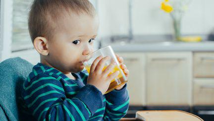 Sucul de fructe in dieta copiilor. Care sunt recomandarile pediatrilor
