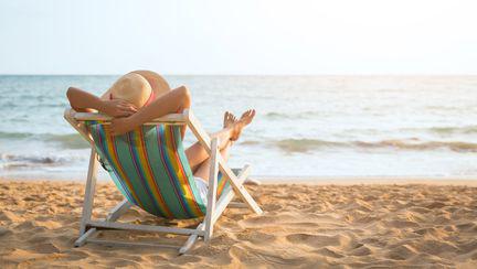 femeie care se relaxeaza la plaja