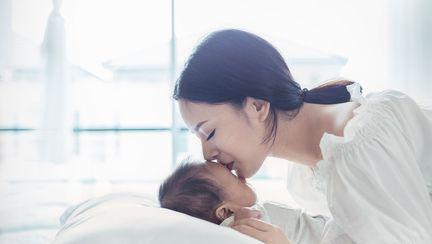 Impresionant! Cum arată RMN-ul unei mame care își sărută copilul pe frunte