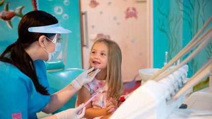 (P) Igiena dentară a copiilor care poartă aparat dentar: sfaturi utile pe care trebuie să le știi