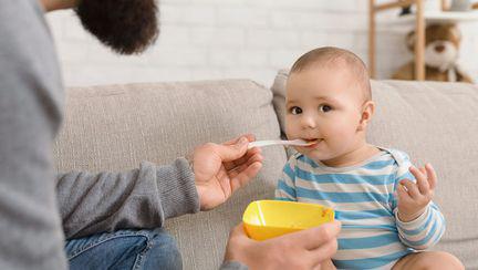 SUA: Cantități periculoase de metale grele toxice, decoperite în alimentele pentru bebeluși