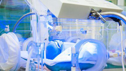 Un bebeluș a murit la o oră după naștere din cauza unei erori medicale