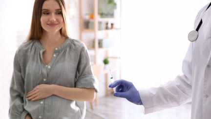 Apelul unui medic pentru gravide: „Nu amânați vaccinarea până după naștere! Ar putea fi prea târziu!”