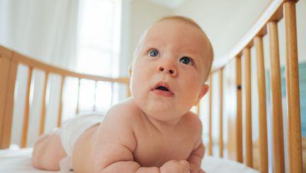 Ce caracteristici trebuie să aibă un pătuț de bebeluși?