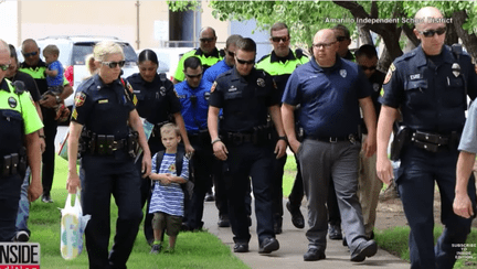 A venit in prima zi de scoala insotit de 24 de politisti. Motivul este emotionant