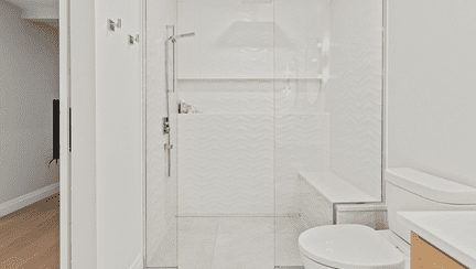 10 Beneficii ale cabinei de duș versus cadă de baie