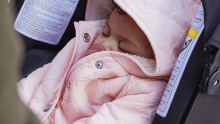 Modul de transport perfect pentru nou-născutul tău: scoică auto sau scaun auto?