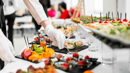 Cum să alegi meniul perfect pentru un botez? 5 sugestii de preparate și gustări pentru invitați