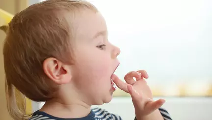 Cand copilul descopera ca dintii sunt o arma!