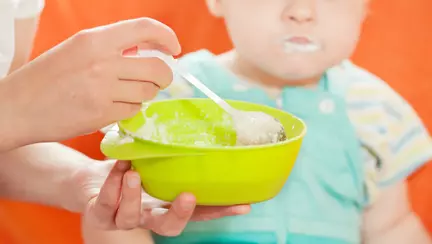 Alimentaţia bebeluşului: ce recomandă specialiştii