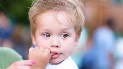 Scoate degetul din gura!