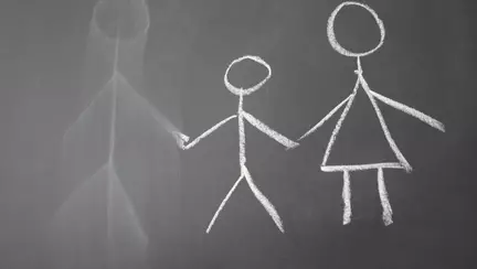 Cu mamica, dar... fara tatic. Ce provocari intalneste o mama singura