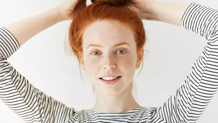 10 imperfectiuni feminine adorate de barbati