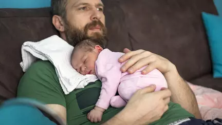 Cum se descurca tati cu bebelusul in primele saptamani?