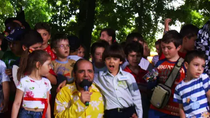 Daniel Iordăchioaie predă cursuri de canto și chitară copiilor și adolescenților