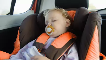 Bebe în călătorie – ce să știi când mergi cu avionul, mașina, vaporul, trenul