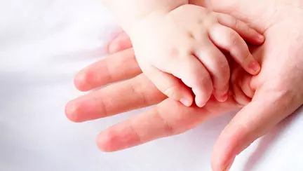 Cum tai unghiile bebeluşului