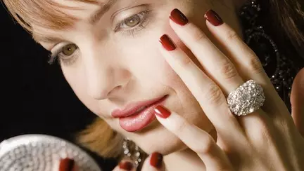 Cum să-ţi accepţi şi îmbunătăţeşti frumuseţea naturală