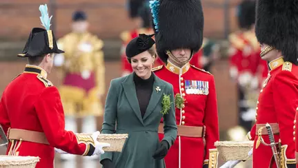 Kate Middleton, elegantă și cu burtică