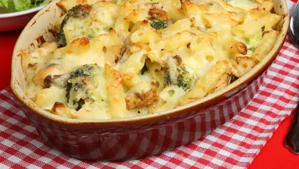 Penne cu somon și broccoli la cuptor