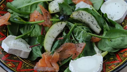 Baby spanac cu somon, brânză de capră și pară   