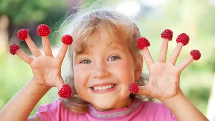 Își trosnește articulațiile. Cum îl dezobișnuiești?