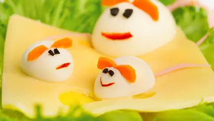 5 semne ca-i dai prea mult sa manance