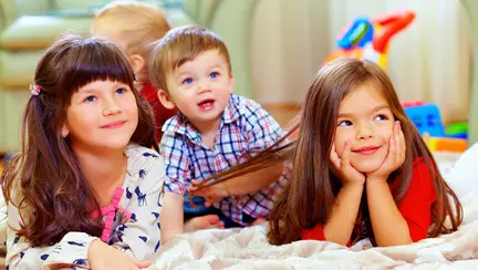 Copilul se uită prea mult la TV. Cum îl dezobișnuiești?