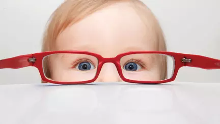 Nu vrea să poarte ochelarii – cum îl convingi?