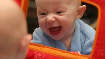 Distracție pentru bebe: jocuri în fața oglinzii