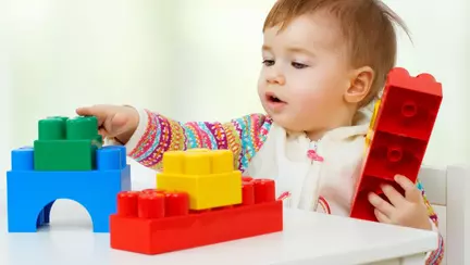 De ce își aruncă jucăriile?