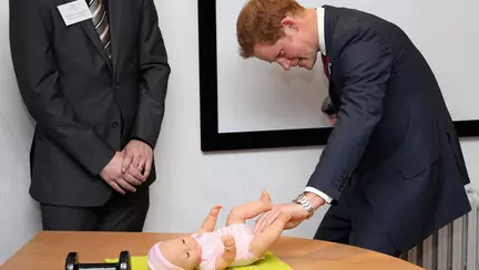Prinţul Harry învaţă să schimbe scutece