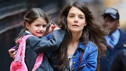 Katie Holmes se adaptează la statutul de mamă singură